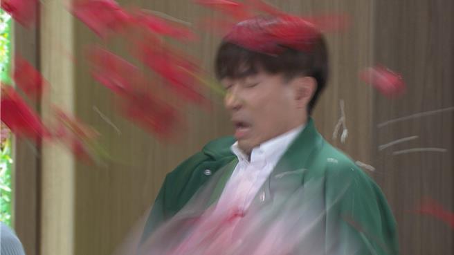 許仁杰劇中買花想要挽回女友卻反挨打。（民視提供）