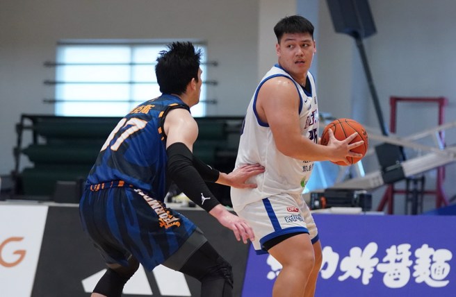 健行史鲁齐(右)寻找可以传球的队友。(大专体总提供)