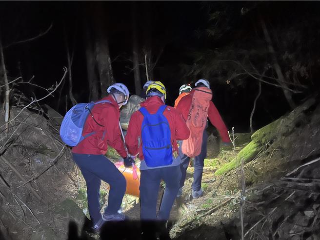 搜救队伍採人力搬运方式，一整夜没睡，翻山越岭，挺过崎岖山路，花了8小时将伤者全安全送达南鞍营地。（竹崎分局提供∕吕妍庭嘉义传真）