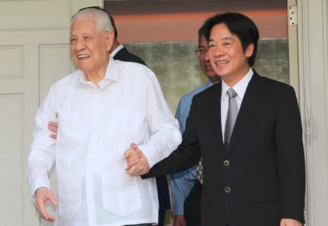 赖清德(右)说自己是第一个非法政人当总统，竟把李登辉(左)给忘了。图为赖任阁揆时拜会李。（中时资料照／黄世麒摄）