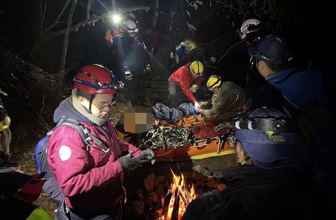 搜救队伍採人力搬运方式，一整夜没睡，翻山越岭，挺过崎岖山路，花了8小时将伤者全安全送达南鞍营地。（竹崎分局提供∕吕妍庭嘉义传真）