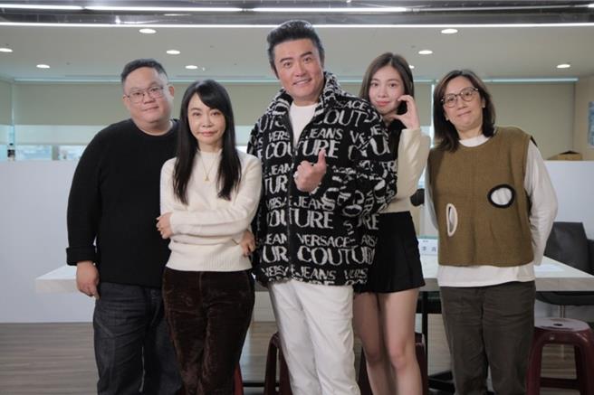 《我們的藍調時光》15日進行演員徵選複試，李㼈（中）親陪愛女李紫嫣（右二）試戲，左起導演林孝謙、監製柴智屏、導演李青蓉。（米神國際提供）