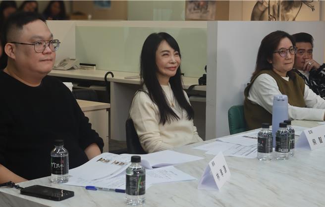 《我們的藍調時光》演員15日進行演員徵選複試，導演林孝謙（左起）、監製柴智屏、導演李青蓉擔任評審。（米神國際提供）