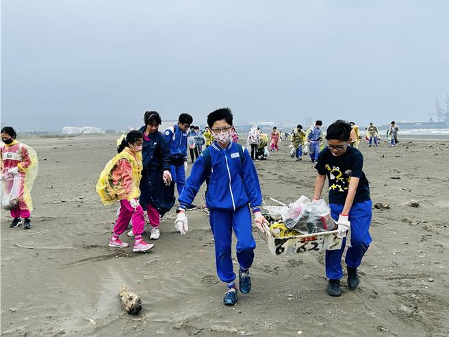 新北市邓公国小举办净滩活动，希望让环保观念深植学生心中。（新北市邓公国小提供／吕健豪新北传真）