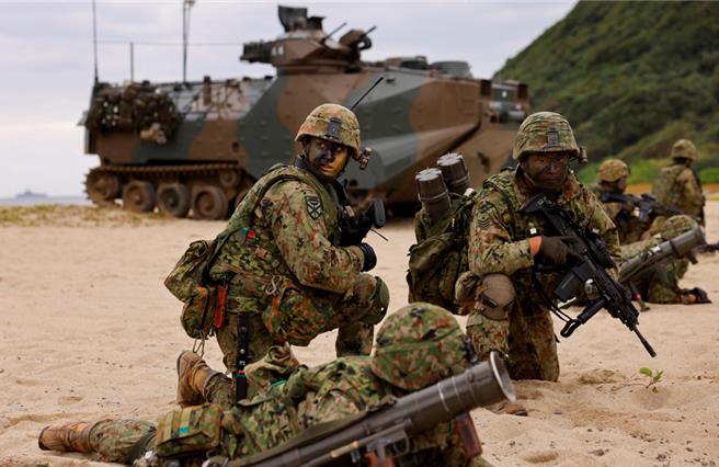 2023年11月19日，日本陸上自衛隊兩棲快速部署旅(ARDB)士兵在鹿兒島縣德之島參加登陸演習資料照。（路透）