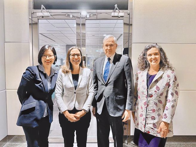 外交部北美司司长王良玉（左）在机场欢迎美国前国家安全顾问海德里（右二）及美国在台协会理事主席罗森伯格（左二）访台。 图右为美国在台协会台北办事处长孙晓雅。（外交部提供）