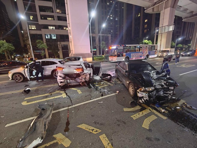 车祸现场一团乱，疑似黑车未注意前方追撞酿祸。（翻摄画面）