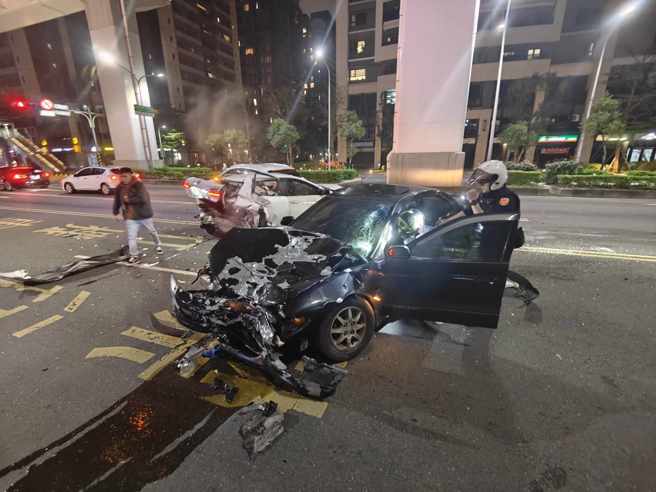 车祸现场一团乱，疑似黑车未注意前方追撞酿祸。（翻摄画面）