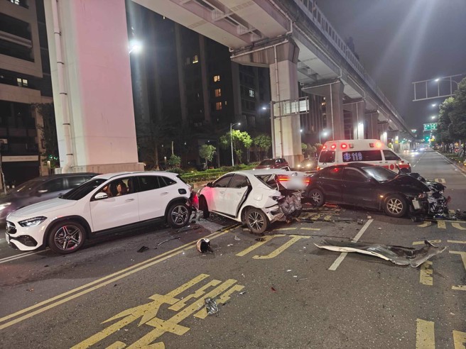 车祸现场一团乱，疑似黑车未注意前方追撞酿祸。（翻摄画面）