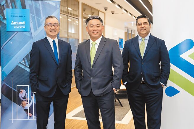 鋒裕匯理投信攜手渣打銀行推出CIO精選收益基金。圖為鋒裕匯理投信總經理黃日康（左起）、渣打銀行台灣消費金融、私人理財暨中小企業銀行事業總處負責人邢保利，渣打銀行財富管理處處長Samrat Khosla。圖／鋒裕匯理投信提供