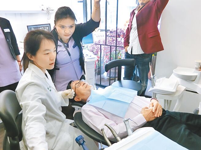 陈幸妤诊所2016年开张时，陈水扁前往洗牙成为第一位客人。（本报资料照片）