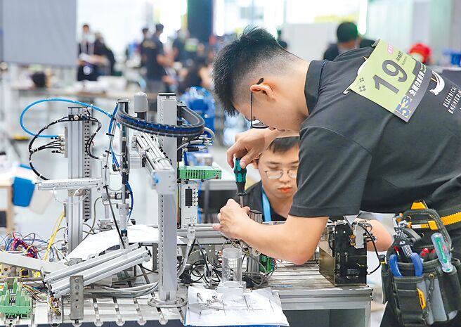 教育部将让获得技能竞赛国手资格的学生以公费生制度进入教职，吸引更多人就读高职。图为「第53届全国技能竞赛暨第2届亚洲技能竞赛及第47届国际技能竞赛国手选拔赛」活动。（本报资料照片）