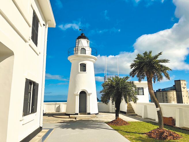 航港局開放基隆燈塔參觀，民眾可以從燈塔出發，經白米甕砲台走逛到球子山燈塔，完成基隆版的「一日雙塔」挑戰。（交通部航港局提供／張志康基隆傳真）