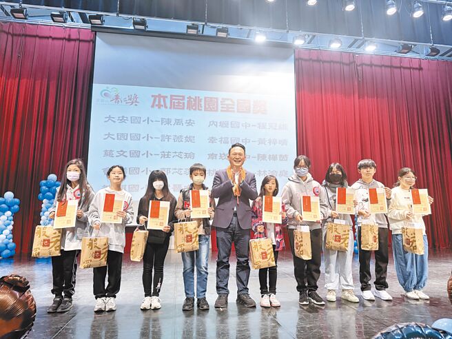 桃園市副市長蘇俊賓（左五）14日頒獎給9位獲推薦入圍全國普仁獎的「小太陽」。（蔡依珍攝）