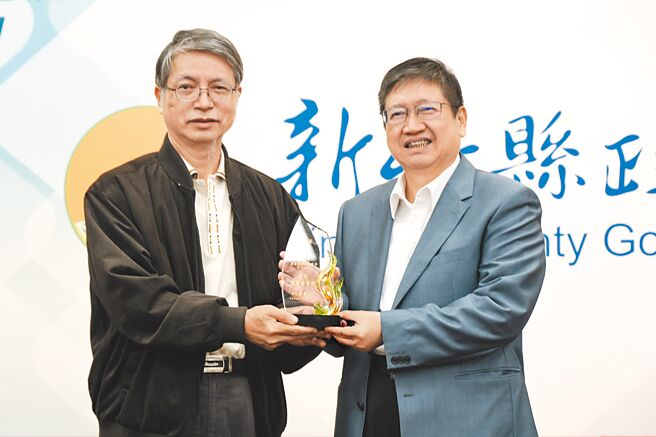 新竹縣眼科醫師古有馨（左）獲得衛福部「績優調解委員獎」，縣長楊文科（右）感謝古的付出，避免醫病雙方走上漫長訴訟之路。（羅浚濱攝）