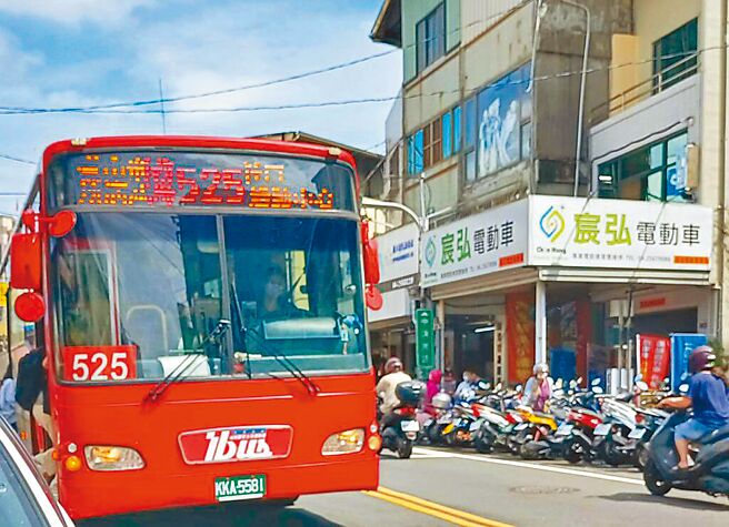 台中市公車脫班、減班問題近幾年引發諸多爭議，交通局近日公布公車評鑑報告，報告中卻指公車發車異常比例已較幾年前降低，民代抨擊不夠貼近民眾感受。（本報資料照片／林欣儀台中傳真）