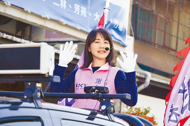 彰化国民党立委谢衣鳯被认为可能投入2026百里侯之战，但她14日谢票时避谈「选县长」，地方认为谢过去接下地方党部主委勤跑全县，加上谢家三代在彰化深耕的政治实力 ，此次更横扫近10万票守住关键1席，俨然成为彰化「蓝营一姊」。（吴建辉摄）