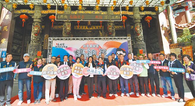 連續舉辦8屆的彰化北斗奠安宮媽祖盃全國花燈彩繪大賽，14日上午登場，上千名彩繪高手齊聚在廟埕前以「畫」會友，揮灑創意，前立委鄭汝芬（左六）、彰化縣長王惠美（左七）、北斗奠安宮董事長陳在（左八）也到場替選手加油。（彰化縣政府提供／吳建輝彰化傳真）