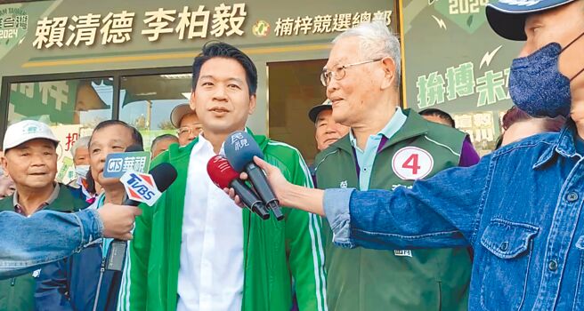 高雄市三選區立委當選人李柏毅（前中）14日忙著謝票，強調會更謙卑努力實踐每一條政見。（李柏毅競總提供／柯宗緯高雄傳真）