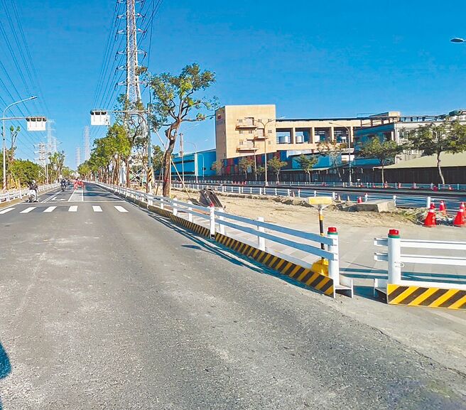 小港区沿海路上「高雄港洲际货柜中心联外货柜车专用道开辟工程」工地护栏，恐造成用路人危险，高雄市工务局已请施工团队调整改善。（高雄市工务局提供／任义宇高雄传真）