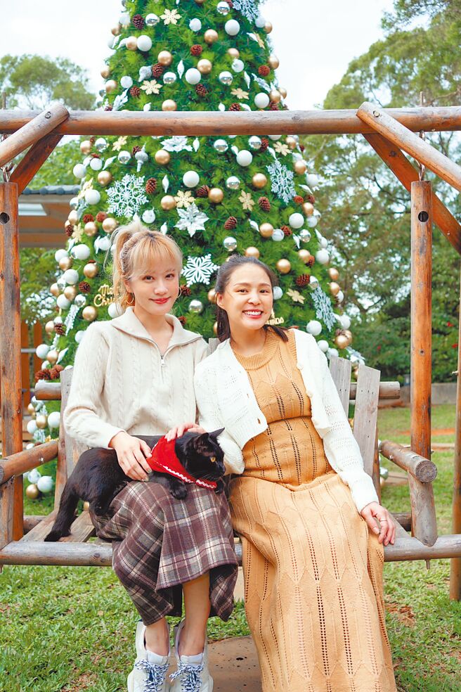 熊熊（右）挺8個月的孕肚做公益，與金妮一起關懷流浪貓狗。（親善動物保護協會提供）