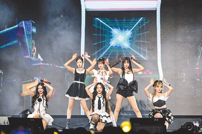 J（后排左起）、秀珉、YOON、ISA（前排左起）、莳恩、势银14日在台开唱。（D-SHOW提供）