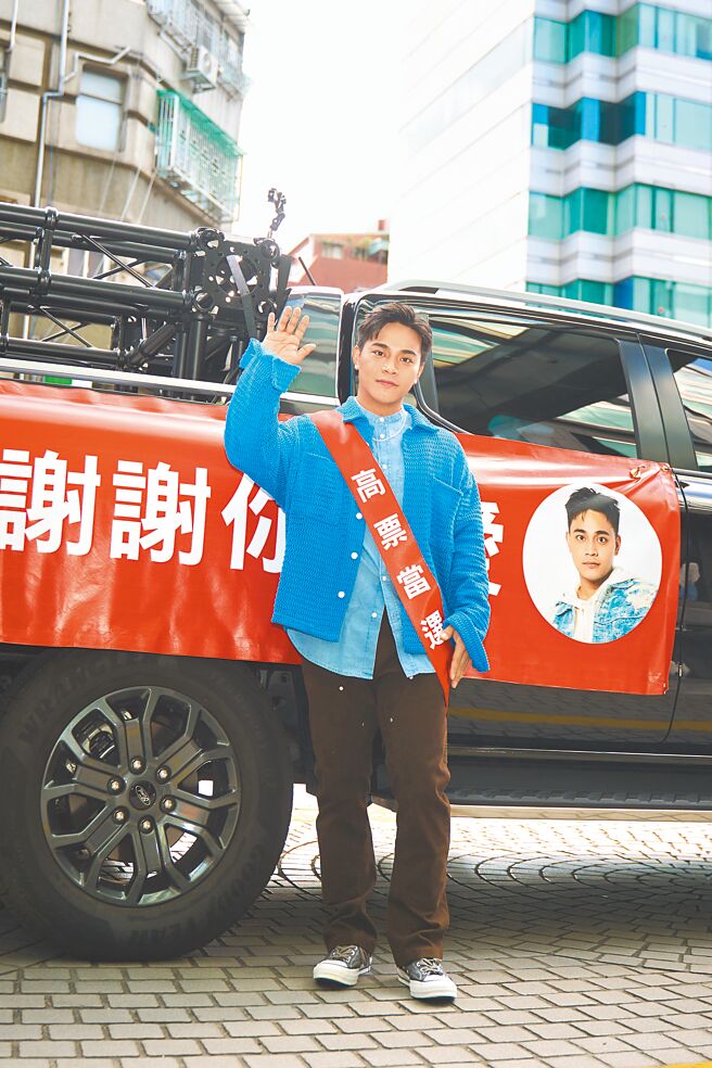 邱军14日搭「竞选车」献唱感谢粉丝。（索尼音乐提供）