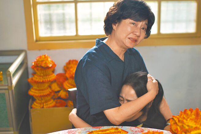 杨丽音在《早点回家》饰演故事主角的外婆。（大爱电视台提供）