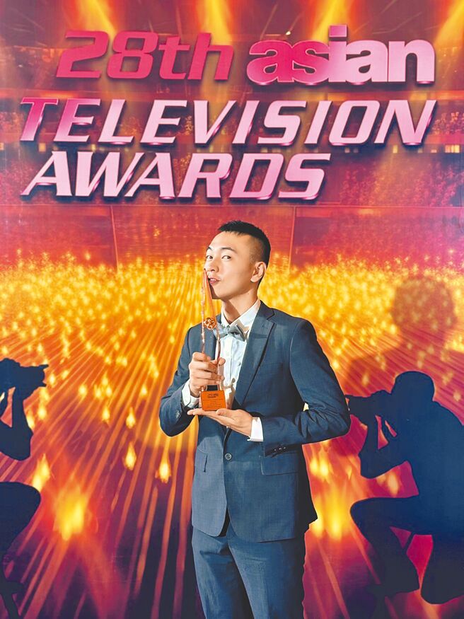 庄岳以《搜寻者》拿下最佳男配角奖后亲吻奖杯。（余政宪提供）