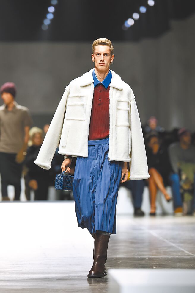 FENDI 2024秋冬系列的短褲刻意做成類似裙裝的模樣。（CFP）