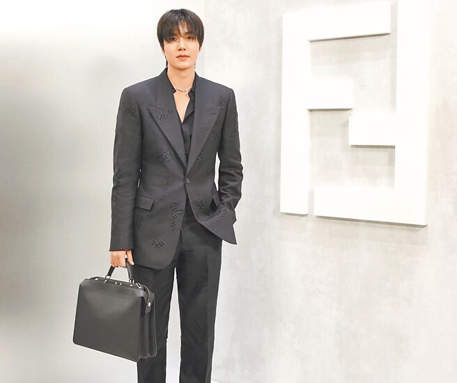 韓星李敏鎬以一襲黑色西裝現身FENDI時裝大秀現場。（摘自FENDI臉書）