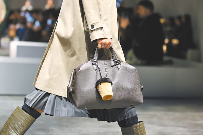 本季秀場上包款上的墜飾很吸睛。（CFP）