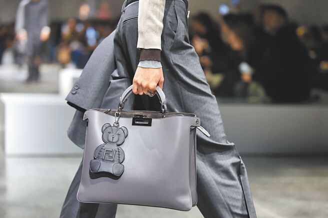 包包上的FF Logo皮革小熊超萌。（CFP）