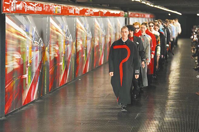 MSGM 2024秋冬男裝大秀選址於米蘭地鐵威尼斯門站。（美聯社）