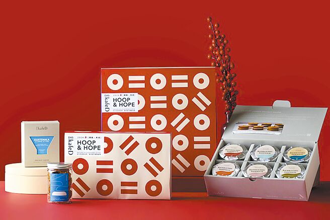 kafeD「HOOP&HOPE春節禮盒」當中的「送禮必購組」，官網價1199元，內含精品咖啡濾掛組2盒加手工餅乾4罐。（kafeD提供）