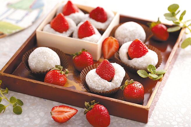 「後媽家」嚴選台灣在地草莓和日本草莓品種，創作日式草莓大福系列。（後媽家HOME MOM Bakery提供）