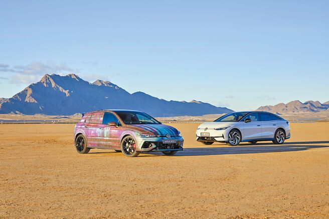 VW展出带有迷彩外观的新款Golf GTI（左），ID.7也将提供具备人工智慧的聊天机器人功能。（VW提供）