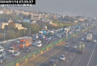 上班族注意！國1南下鹽埔系統「2車追撞」回堵2K