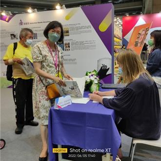 國圖館長曾淑賢今退休 捐個人珍藏海內外簽名圖書600餘冊