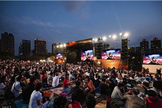 Superman現身高美館草地 春天藝術節舉辦「超人音樂會」