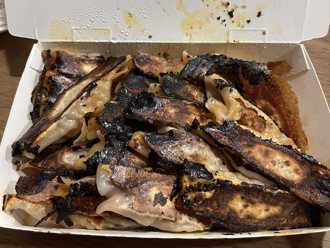 鍋貼煎到焦黑「會致癌還拿來賣」 八方雲集道歉了：召回店家訓練