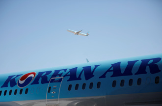 畫面曝光》日本新千歲機場 韓航客機滑行撞上國泰尾翼