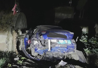 瑪莎拉蒂撞破護欄墜10米山坡 車毀卡在「墳墓」前駕駛幸運無傷