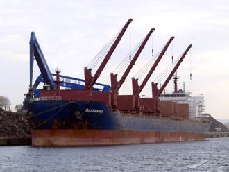 紅海又有商船中彈 殼牌石油決定暫停紅海航線