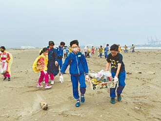 拚環保 鄧公國小師生八里淨灘