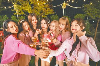 黑曜精灵拍写真 抢肉、扮鬼脸没偶包