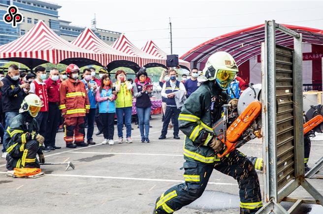 新竹縣新進女消防員持電鋸，驗收破壞鐵捲門進行救災。（示意圖，非本案當事人，本報資料照片，羅浚濱攝）