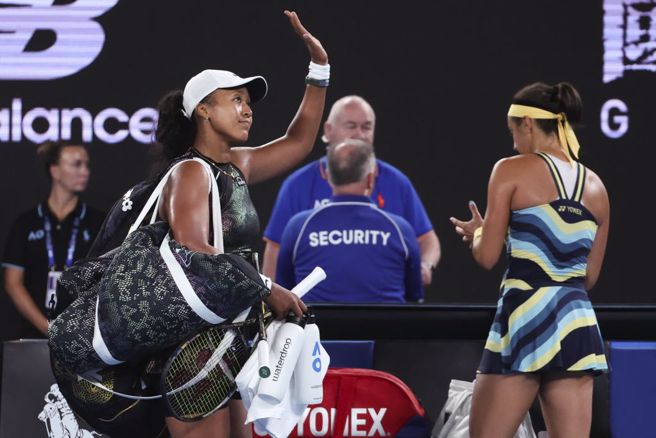 大坂直美(左)在澳網首輪出局。（美聯社）