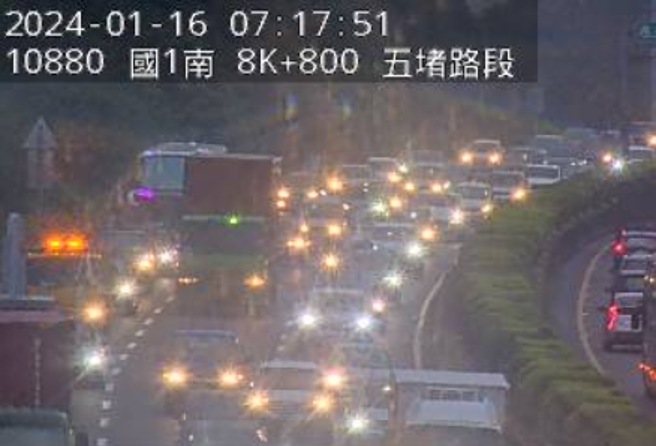 上班注意！國1南下五堵段「6車追撞」紫爆大回堵。(翻攝高速公路1968)