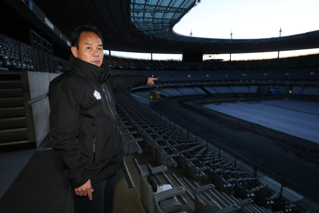 中华田径队总教练孙念祖视察巴黎奥运田径竞赛场馆法兰西体育场。（中华奥会提供）